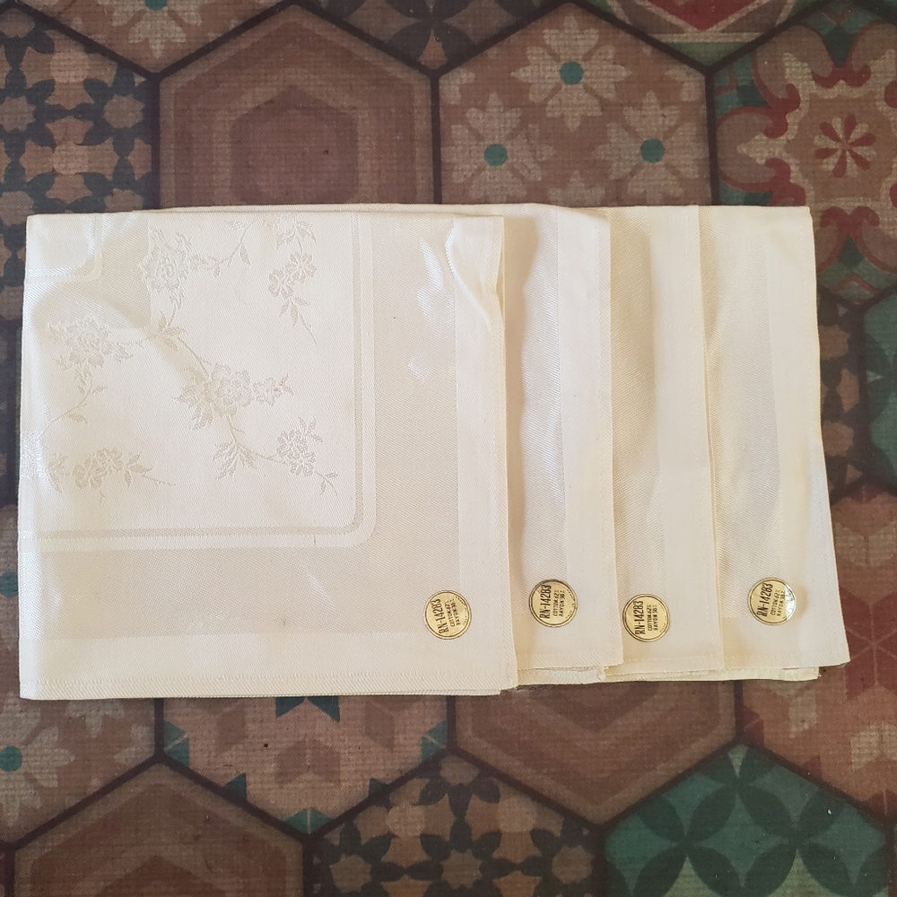 Set of 4 Vintage Off White Toyobo Dinner Linens